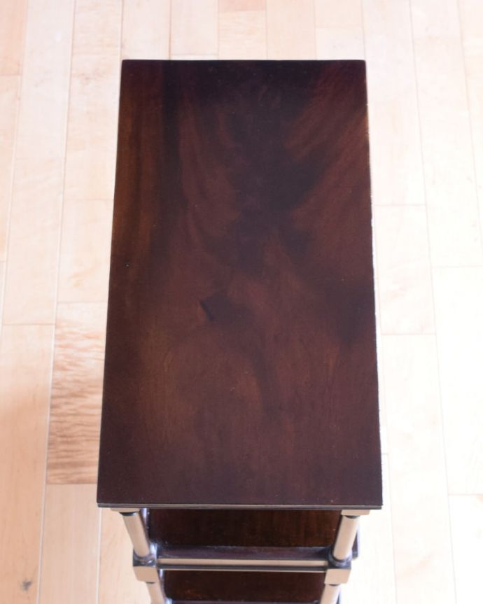 アンティークのキャビネット　アンティーク家具　マホガニーの美しさが漂う英国アンティークの家具、オープンシェルフ（本棚）。天板もキレイに仕上げました。(q-2082-f)