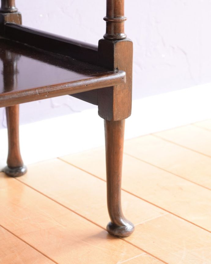 アンティークのキャビネット　アンティーク家具　マホガニーの美しさが漂う英国アンティークの家具、オープンシェルフ（本棚）。女性1人でラクラク運べちゃう仕掛けHandleのアンティークは、脚の裏にフェルトキーパーをお付けしています。(q-2082-f)