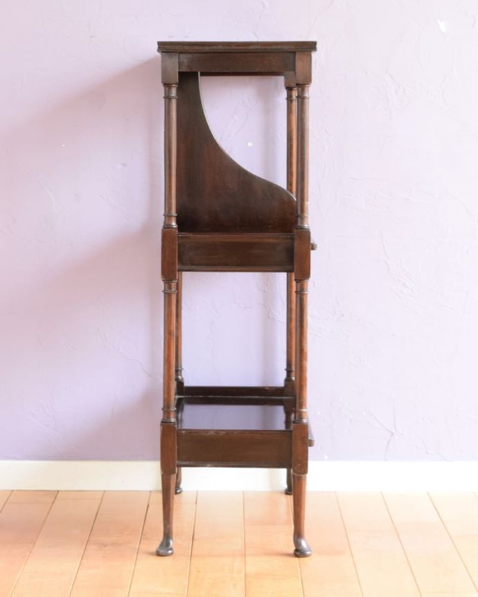 アンティークのキャビネット　アンティーク家具　マホガニーの美しさが漂う英国アンティークの家具、オープンシェルフ（本棚）。横から見ても素敵なんです上の棚は真ん中にも帆立が立っているので、実用的。(q-2082-f)
