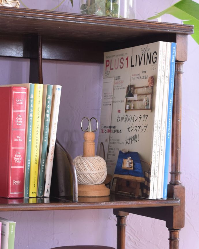 アンティークのキャビネット　アンティーク家具　マホガニーの美しさが漂う英国アンティークの家具、オープンシェルフ（本棚）。A4サイズも収納出来ちゃう優れものA4サイズの雑誌までしっかり収納出来ちゃう大きさ。(q-2082-f)