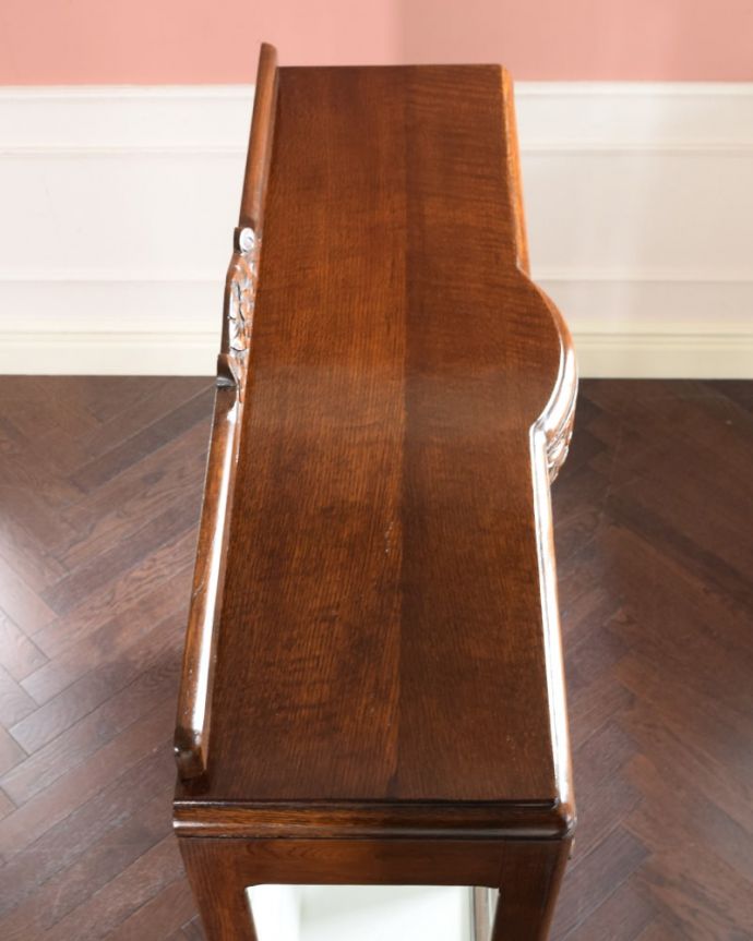 アンティークのキャビネット アンティーク家具 英国のアンティーク家具、お花の彫刻が華やかなアンティークのチャイナキャビネット。上から見てみると…家具の形はこんな感じです。(q-2083-f)