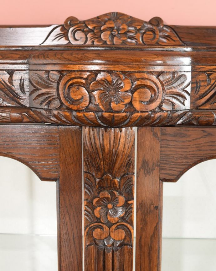 アンティークのキャビネット アンティーク家具 英国のアンティーク家具、お花の彫刻が華やかなアンティークのチャイナキャビネット。惚れ惚れしちゃう美しさこんなに堅い無垢材に一体どうやって彫ったんだろう?と不思議になるくらい細かい彫にうっとりです。(q-2083-f)