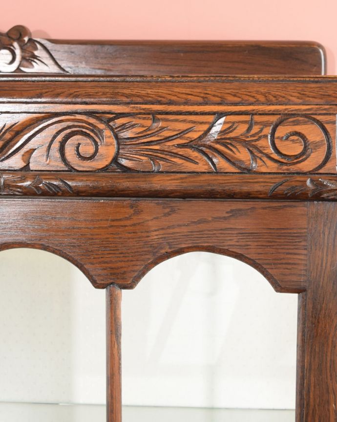 アンティークのキャビネット アンティーク家具 英国のアンティーク家具、お花の彫刻が華やかなアンティークのチャイナキャビネット。いろんな場所にこだわり彫のデザインもいろいろです。(q-2083-f)