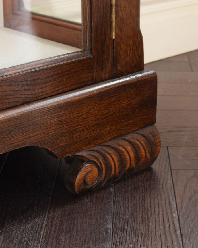 アンティークのキャビネット アンティーク家具 英国のアンティーク家具、お花の彫刻が華やかなアンティークのチャイナキャビネット。女性1人でラクラク運べちゃう仕掛けHandleのアンティークは、脚の裏にフェルトキーパーをお付けしています。(q-2083-f)