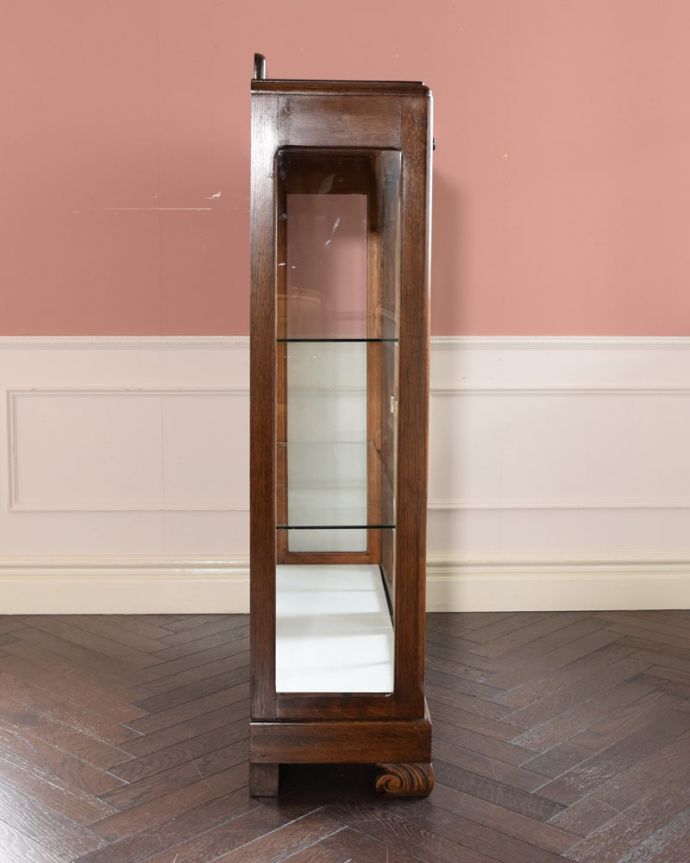 アンティークのキャビネット アンティーク家具 英国のアンティーク家具、お花の彫刻が華やかなアンティークのチャイナキャビネット。横から見てもステキ横顔だって英国アンティークらしくカッコイイんです。(q-2083-f)