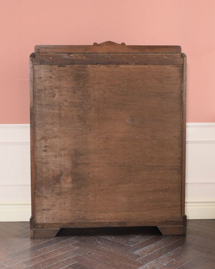 アンティークのキャビネット アンティーク家具 英国のアンティーク家具、お花の彫刻が華やかなアンティークのチャイナキャビネット。後ろ姿もキレイですアンティークは新品ではないので、もちろん経年変化によるキズはありますが、専門の職人が修復したので後ろ姿にも自信があります。(q-2083-f)