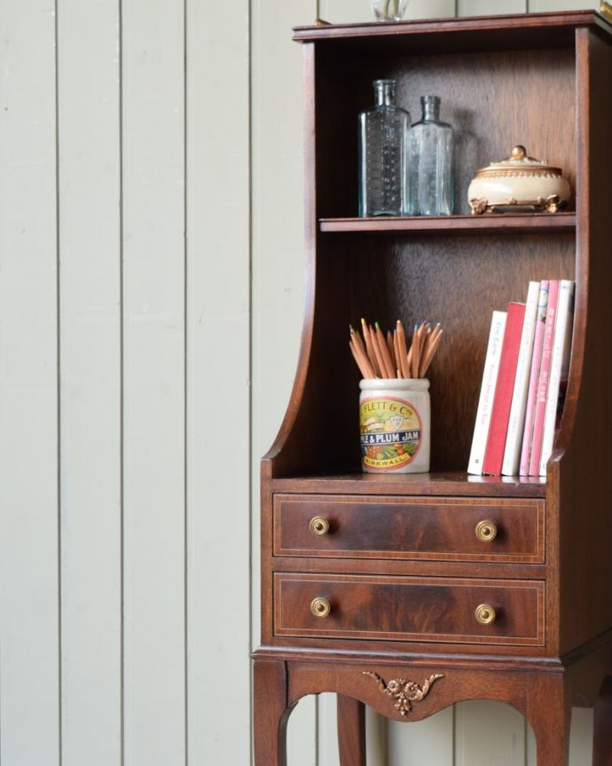 アンティークのキャビネット アンティーク家具 英国から届いためずらしいアンティークの家具、小ぶりなサイズのブックシェルフ。隙間収納にもおすすめです。(q-2084-f)