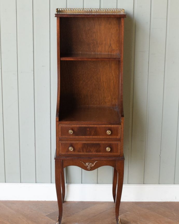 アンティークのキャビネット アンティーク家具 英国から届いためずらしいアンティークの家具、小ぶりなサイズのブックシェルフ。色んな場所で大活躍リビング収納としてや、寝室や書斎の本棚として・・色んな場所でお使いいただけます。(q-2084-f)