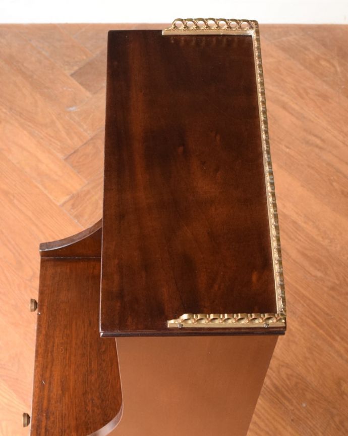 アンティークのキャビネット アンティーク家具 英国から届いためずらしいアンティークの家具、小ぶりなサイズのブックシェルフ。天板もキレイに仕上げました。(q-2084-f)