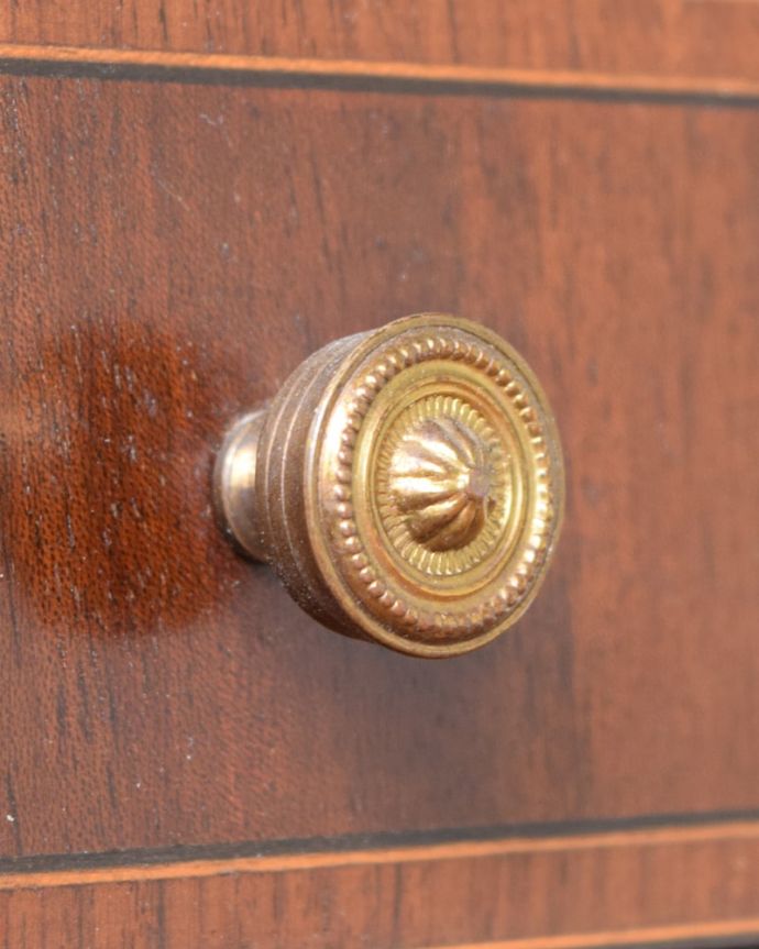 アンティークのキャビネット アンティーク家具 英国から届いためずらしいアンティークの家具、小ぶりなサイズのブックシェルフ。アンティークらしい素敵な取っ手デザインが美しい取っ手。(q-2084-f)