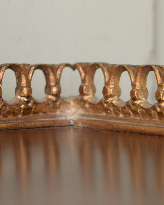 アンティークのキャビネット アンティーク家具 英国から届いためずらしいアンティークの家具、小ぶりなサイズのブックシェルフ。いろんな場所にこだわり個人的に美しいと思える女性らしく優雅なデザインを選んできました。(q-2084-f)