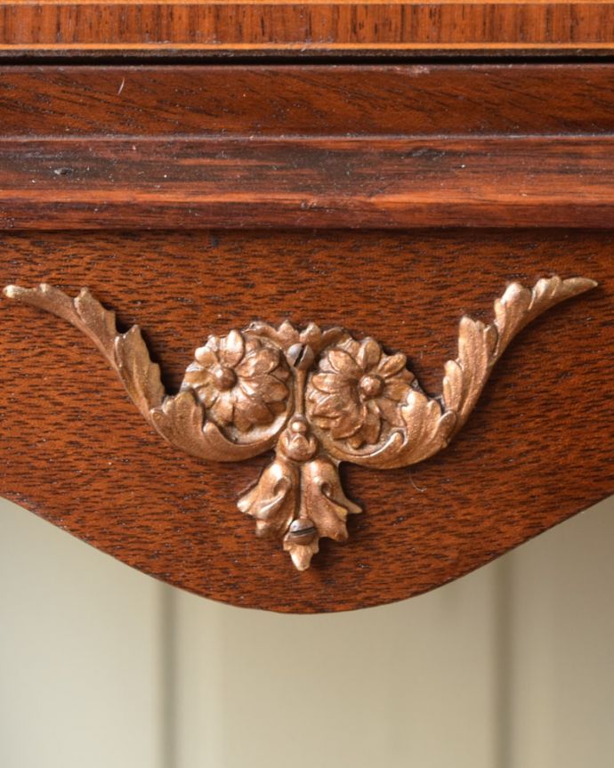 アンティークのキャビネット アンティーク家具 英国から届いためずらしいアンティークの家具、小ぶりなサイズのブックシェルフ。惚れ惚れしちゃう美しさいろんな部分の美しさが重なり合って、最上級の美しさを醸し出してくれます。(q-2084-f)