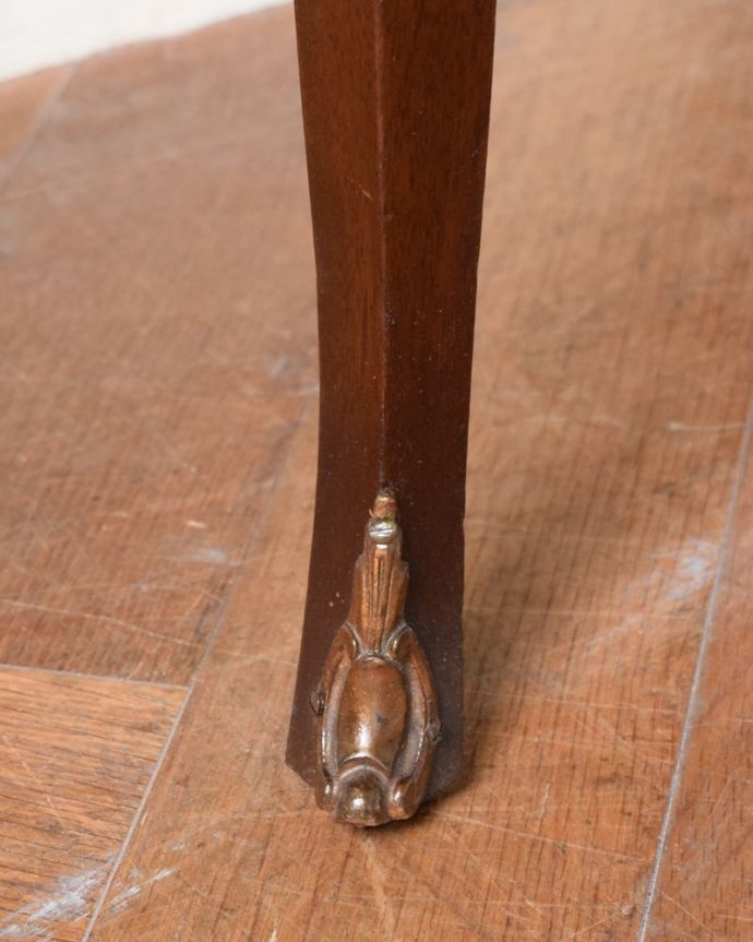 アンティークのキャビネット アンティーク家具 英国から届いためずらしいアンティークの家具、小ぶりなサイズのブックシェルフ。女性1人でラクラク運べちゃうんですHandleのアンティークは、脚の裏にフェルトキーパーをお付けしています。(q-2084-f)