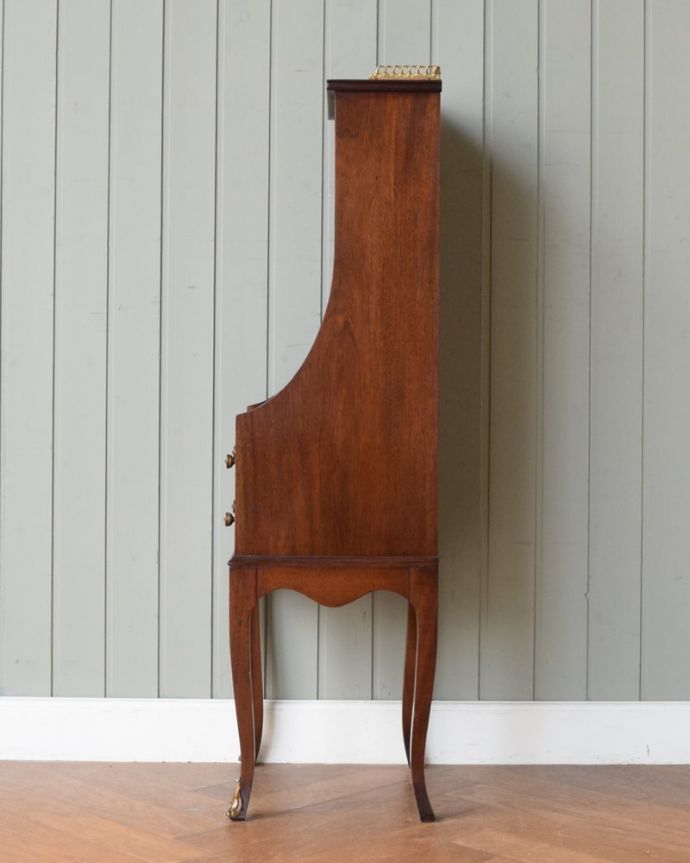 アンティークのキャビネット アンティーク家具 英国から届いためずらしいアンティークの家具、小ぶりなサイズのブックシェルフ。横から見ても素敵なんですもちろん、横から見てもキレイに仕上がっているので、いろんな場所に置いて使って下さい。(q-2084-f)