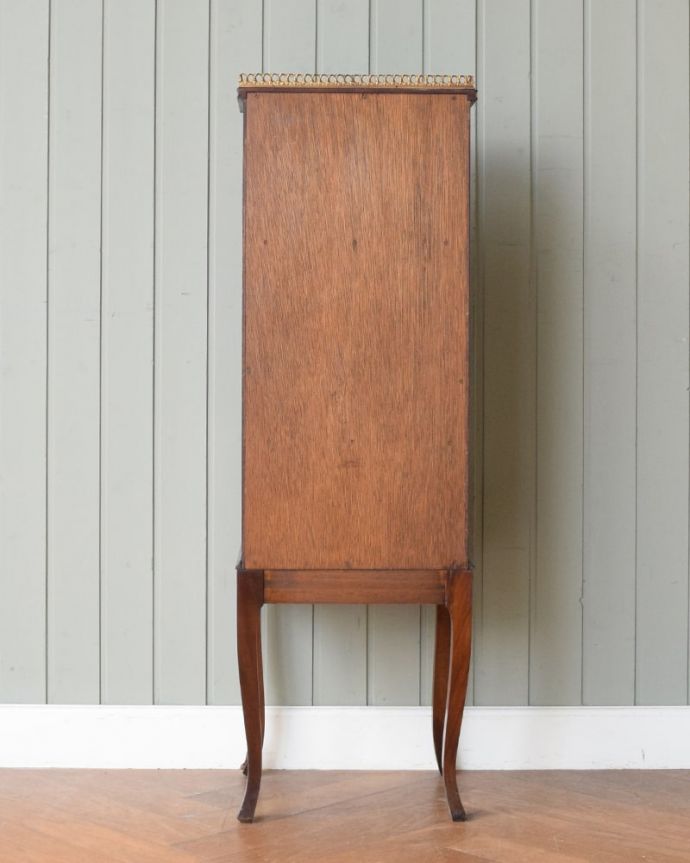 アンティークのキャビネット アンティーク家具 英国から届いためずらしいアンティークの家具、小ぶりなサイズのブックシェルフ。キレイに修復しましたアンティークは新品ではないので、経年変化によるキズはありますが、専門の職人がキレイにお直しをしているので、後姿までキレイです。(q-2084-f)