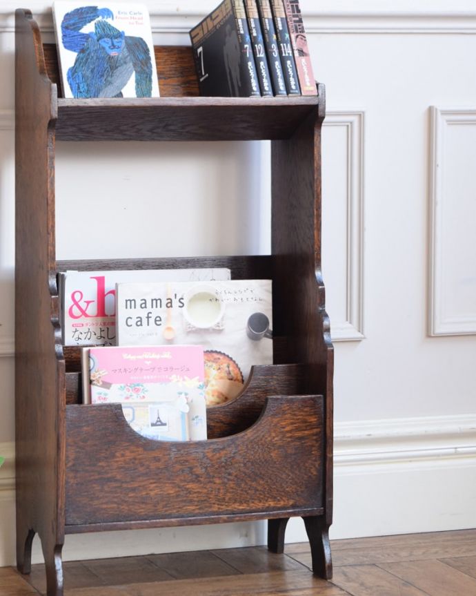 アンティークのキャビネット アンティーク家具 英国らしいかっこいいデザイン、英国輸入のアンティーク家具のマガジンラック。意外とたっぷり収納できるんです。(q-2085-f)