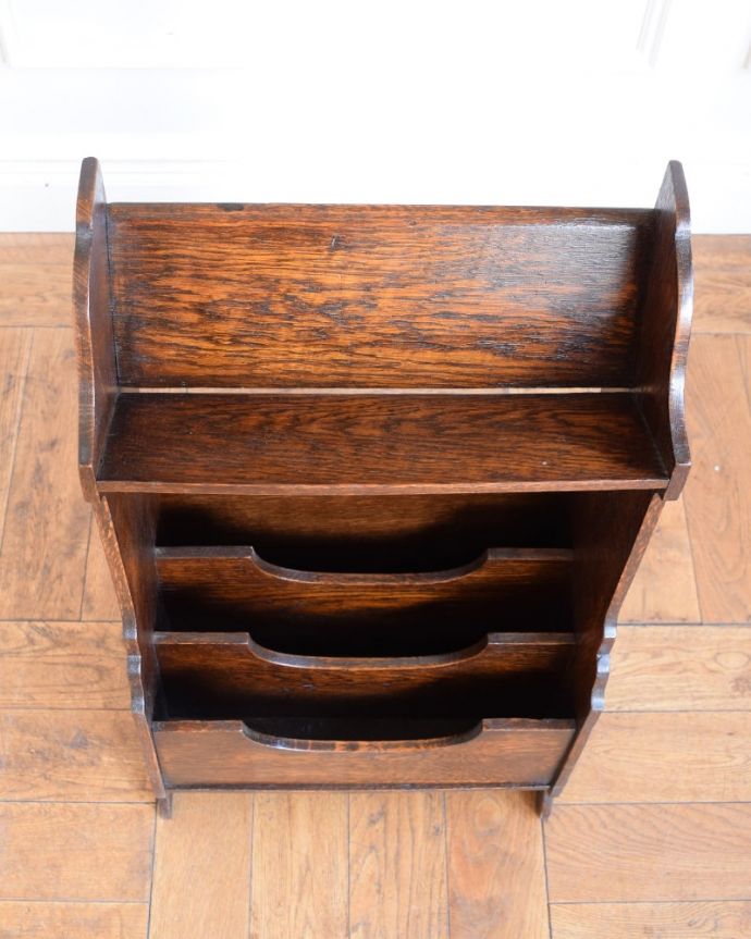 アンティークのキャビネット アンティーク家具 英国らしいかっこいいデザイン、英国輸入のアンティーク家具のマガジンラック。上から見るとこんな感じです。(q-2085-f)