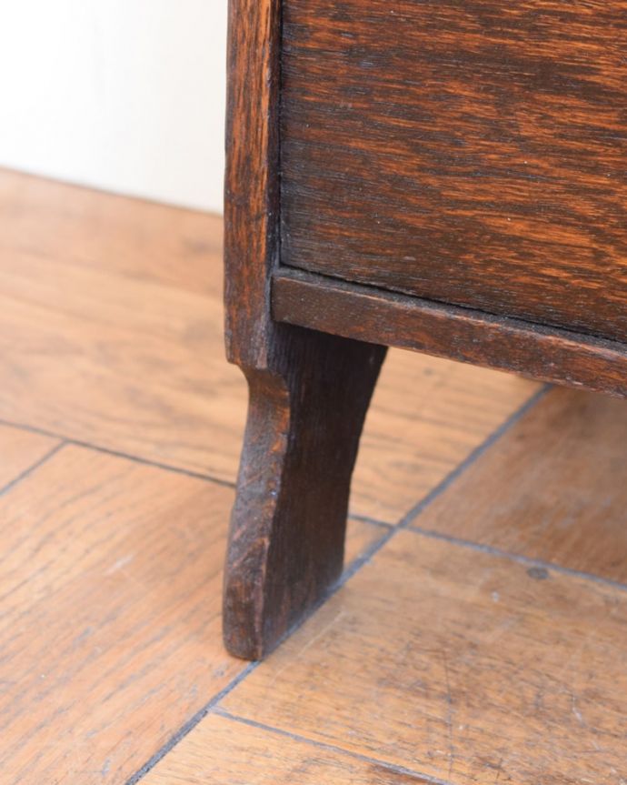 アンティークのキャビネット アンティーク家具 英国らしいかっこいいデザイン、英国輸入のアンティーク家具のマガジンラック。女性1人でラクラク運べちゃう仕掛けHandleのアンティークは、脚の裏にフェルトキーパーをお付けしています。(q-2085-f)