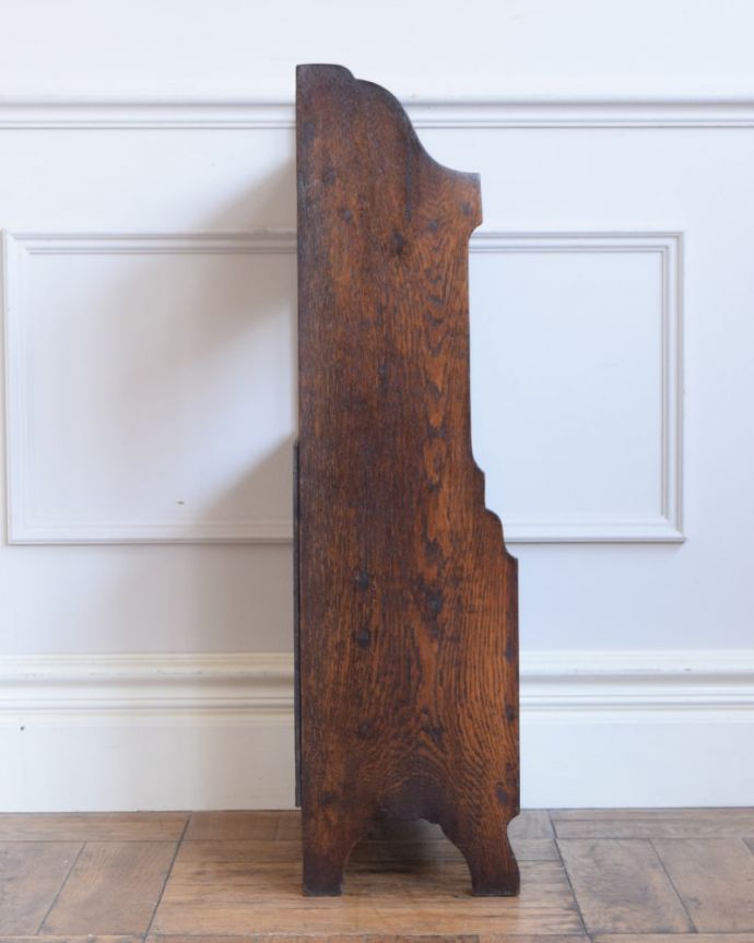 アンティークのキャビネット アンティーク家具 英国らしいかっこいいデザイン、英国輸入のアンティーク家具のマガジンラック。横から見ても素敵なんですしっかり修復してあるのでどんな場所に置いて見てもらってもカッコいいです。(q-2085-f)