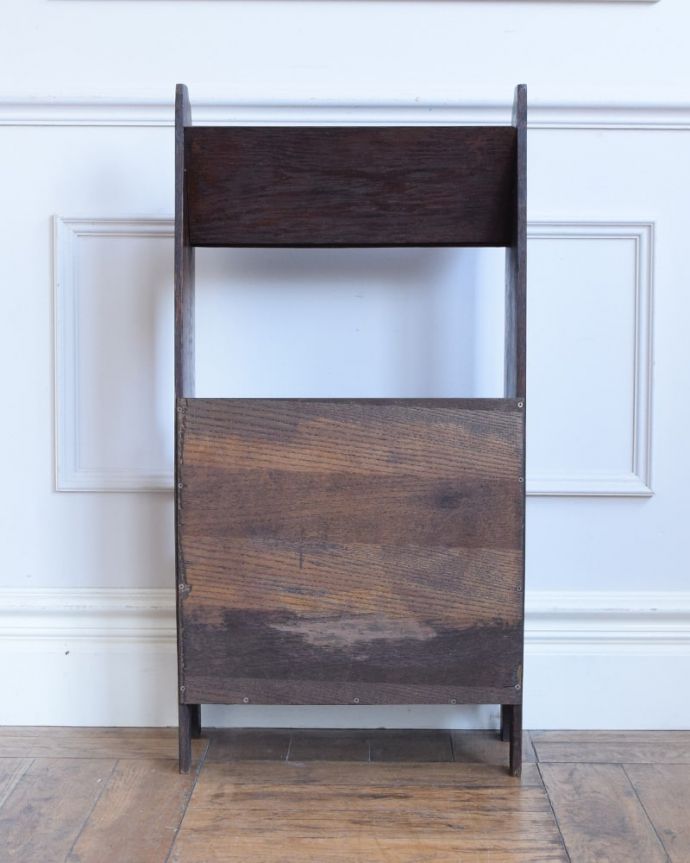 アンティークのキャビネット アンティーク家具 英国らしいかっこいいデザイン、英国輸入のアンティーク家具のマガジンラック。後ろ姿も見てください。(q-2085-f)