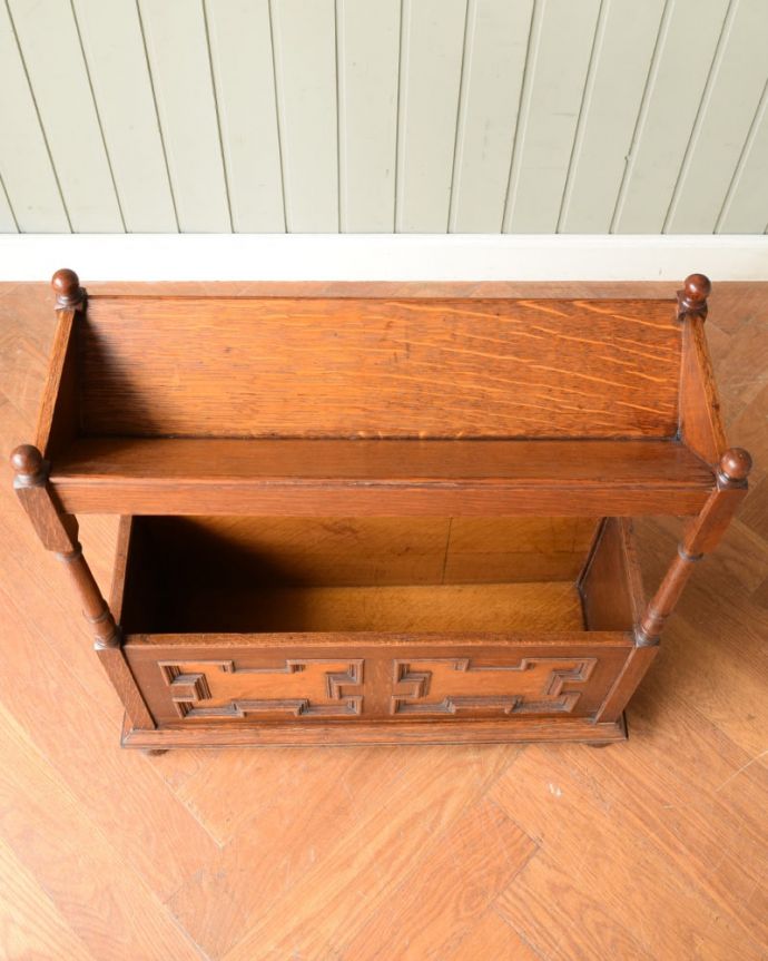 マガジンラック　アンティーク家具　英国のカッコいいアンティーク家具、お洒落なブックラック（本棚）。キレイに修復しましたアンティークは新品ではないので経年変化によるキズはありますが、専門の職人がキレイにお直ししました。(q-2086-f)