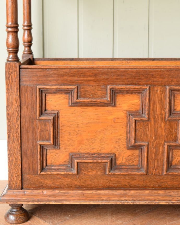 マガジンラック　アンティーク家具　英国のカッコいいアンティーク家具、お洒落なブックラック（本棚）。アンティークらしいデザイン堅い木にオシャレなアンティークらしいデザインが彫り込まれています。(q-2086-f)