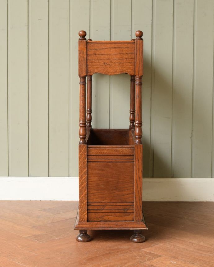 マガジンラック　アンティーク家具　英国のカッコいいアンティーク家具、お洒落なブックラック（本棚）。横から見ると･･･360度、どの角度から見てもキレイに仕上がっています。(q-2086-f)
