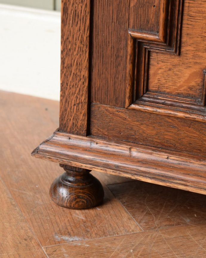 マガジンラック　アンティーク家具　英国のカッコいいアンティーク家具、お洒落なブックラック（本棚）。持ち上げなくても移動ラクラクHandleのアンティーク家具の足の裏にはフェルトキーパーをお付けしています。(q-2086-f)