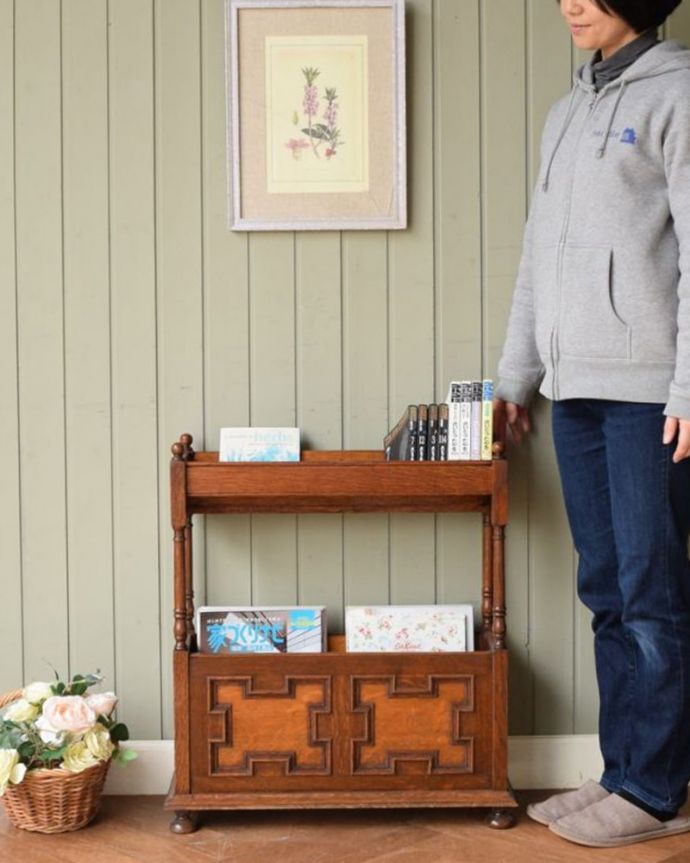 マガジンラック　アンティーク家具　英国のカッコいいアンティーク家具、お洒落なブックラック（本棚）。実用的に使えるブックラックついつい散らかってしまう本や雑誌をポイっと入れるだけで、スッキリ片付け出来る便利なアンティーク家具です。(q-2086-f)