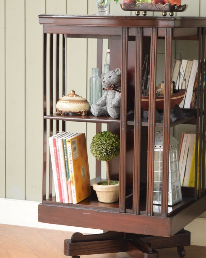 アンティーク家具らしい美しい細工