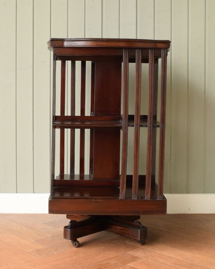 アンティーク本棚の後ろ姿