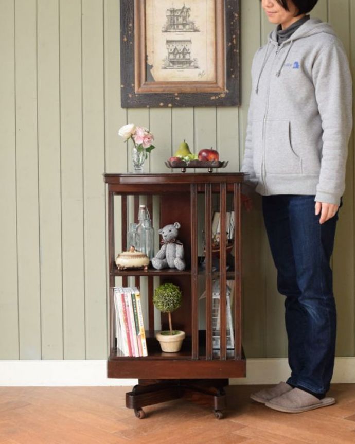 英国のアンティーク家具、リボルビングブックケース