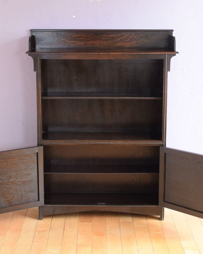 アンティークのキャビネット　アンティーク家具　英国のアンティーク家具、扉の収納が付いたオープンタイプのブックシェルフ（本棚）。扉の中を開けみると･･･閉じれば見えない扉の中も、もちろん専門の職人がキレイに修復しました。(q-2089-f)