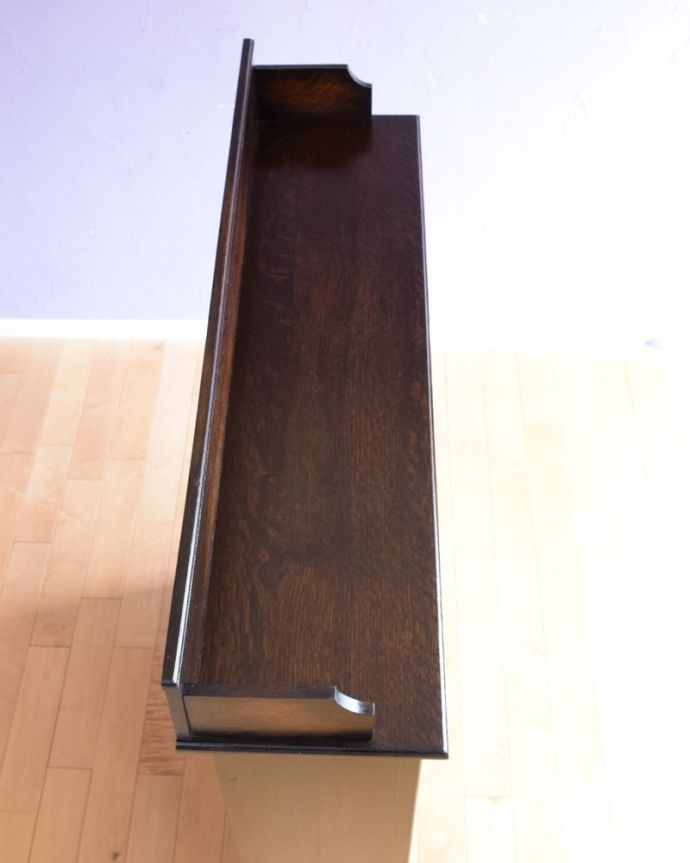 アンティークのキャビネット　アンティーク家具　英国のアンティーク家具、扉の収納が付いたオープンタイプのブックシェルフ（本棚）。上から見てみると･･･天板の塗装も修復の際、もちろんキレイにお直ししました。(q-2089-f)