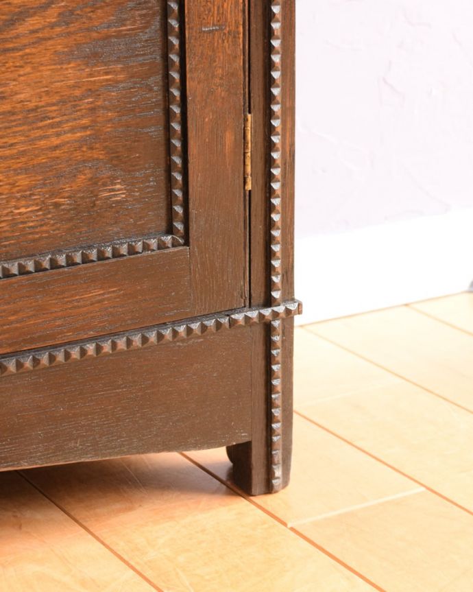 アンティークのキャビネット　アンティーク家具　英国のアンティーク家具、扉の収納が付いたオープンタイプのブックシェルフ（本棚）。女性１人でラクラク運べちゃうんですHandleのアンティークは、脚の裏にフェルトキーパーをお付けしています。(q-2089-f)