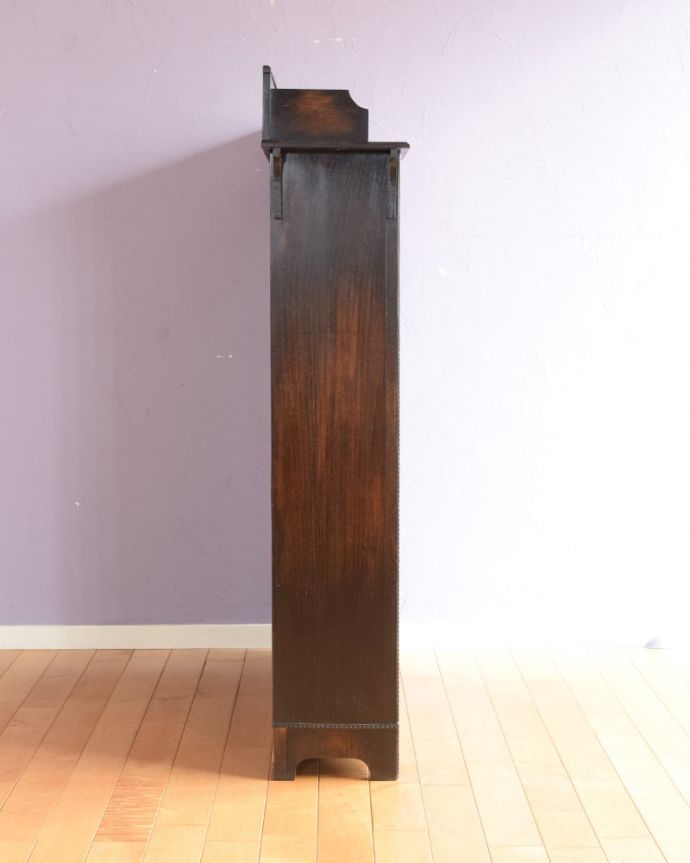 アンティークのキャビネット　アンティーク家具　英国のアンティーク家具、扉の収納が付いたオープンタイプのブックシェルフ（本棚）。横から見ても素敵なんですもちろん、横から見てもキレイ。(q-2089-f)