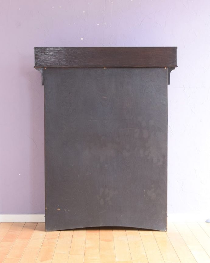 アンティークのキャビネット　アンティーク家具　英国のアンティーク家具、扉の収納が付いたオープンタイプのブックシェルフ（本棚）。後ろ姿もチェックして下さいアンティークは新品ではないので、経年変化によるキズはありますが、専門の職人がキレイにお直しをしているので、後ろ姿までキレイです。(q-2089-f)