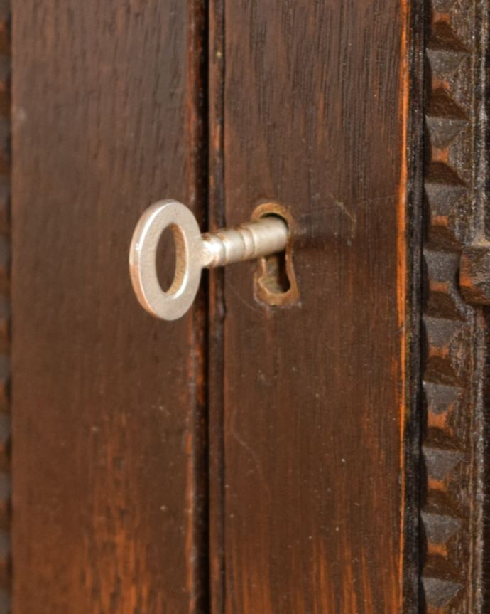 アンティークのキャビネット　アンティーク家具　英国のアンティーク家具、扉の収納が付いたオープンタイプのブックシェルフ（本棚）。大切なものも安心ですカギが付いているので、大切なものも収納することが出来ます。(q-2089-f)