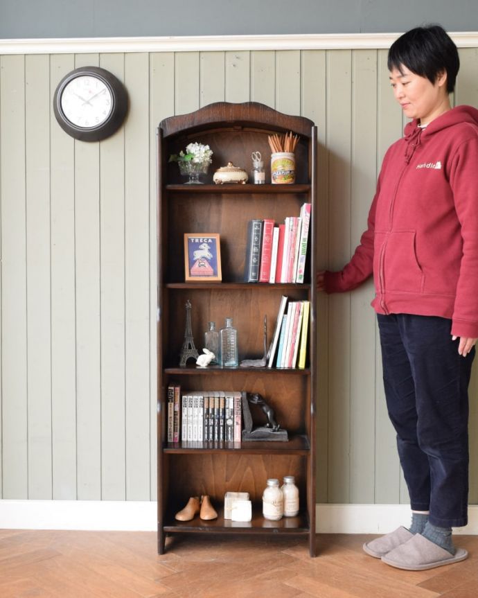 アンティークのキャビネット アンティーク家具 たっぷり収納できる英国スタイルのブックシェルフ、オシャレなアンティーク家具。なんでも便利に収納できるオープンタイプの本棚本棚としてしっかり作られたオープンタイプのブックシェルフ。(q-2090-f)