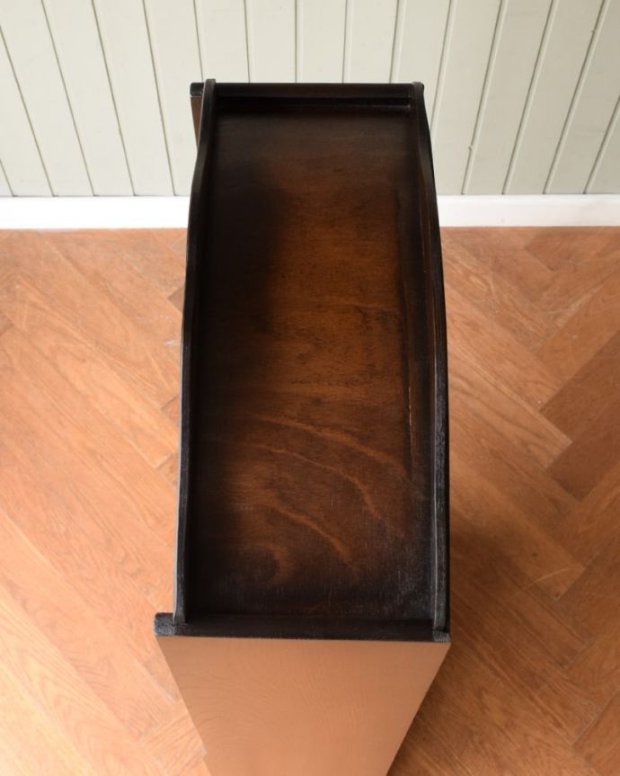 アンティークのキャビネット アンティーク家具 たっぷり収納できる英国スタイルのブックシェルフ、オシャレなアンティーク家具。天板もピカピカです。(q-2090-f)