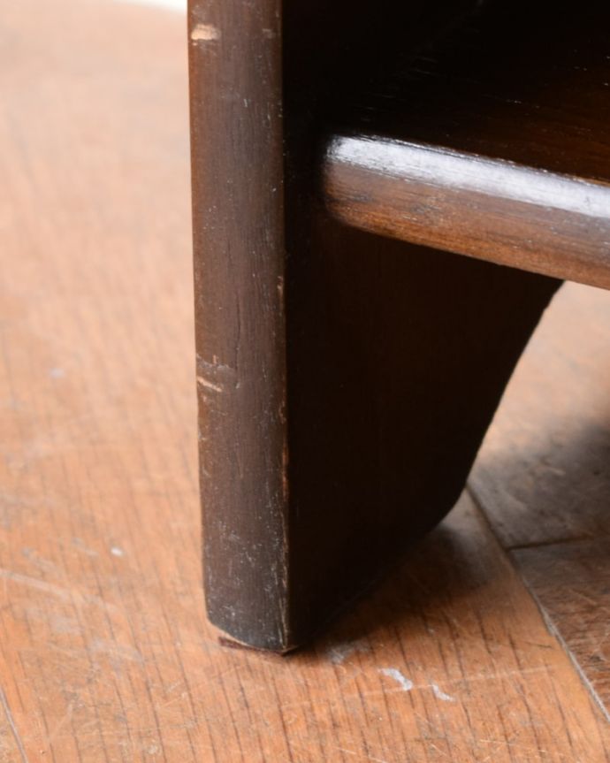 アンティークのキャビネット アンティーク家具 たっぷり収納できる英国スタイルのブックシェルフ、オシャレなアンティーク家具。女性1人でラクラク運べちゃう仕掛けHandleのアンティークは、脚の裏にフェルトキーパーをお付けしています。(q-2090-f)