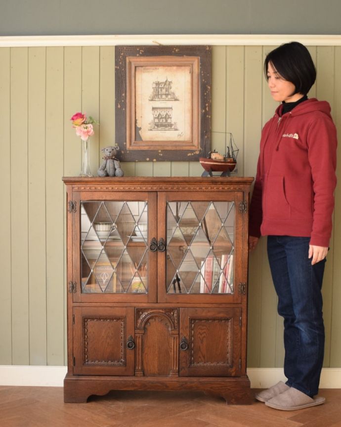 アンティークのキャビネット アンティーク家具 英国輸入のアンティーク家具、ステンドグラスのガラス戸が美しいブックケース(本棚)。お気に入りの本や雑貨や本を並べてみましょう。(q-2091-f)