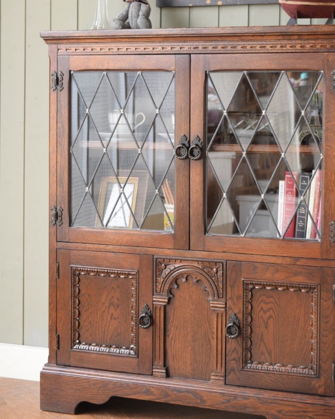 アンティークのキャビネット アンティーク家具 英国輸入のアンティーク家具、ステンドグラスのガラス戸が美しいブックケース(本棚)。まずはステンドグラスを楽しみましょう現代のように機械が発達していない時代に作られたステンドグラス。(q-2091-f)