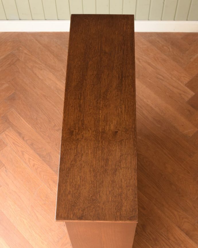 アンティークのキャビネット アンティーク家具 英国輸入のアンティーク家具、ステンドグラスのガラス戸が美しいブックケース(本棚)。天板もキレイに仕上げました。(q-2091-f)