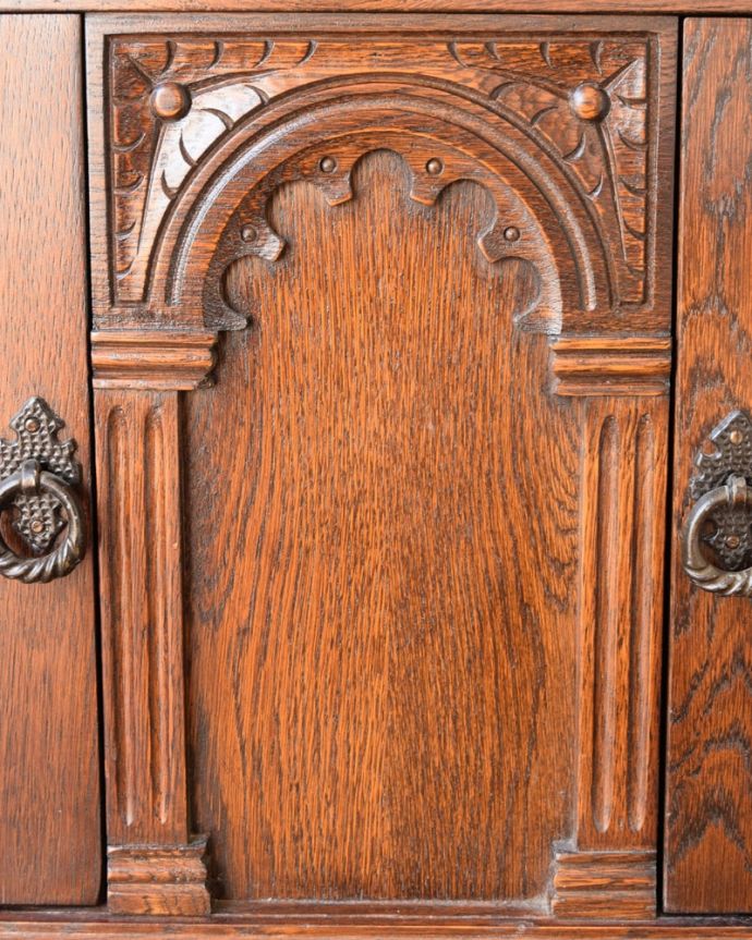 アンティークのキャビネット アンティーク家具 英国輸入のアンティーク家具、ステンドグラスのガラス戸が美しいブックケース(本棚)。いろんな場所にこだわり彫のデザインもいろいろです。(q-2091-f)