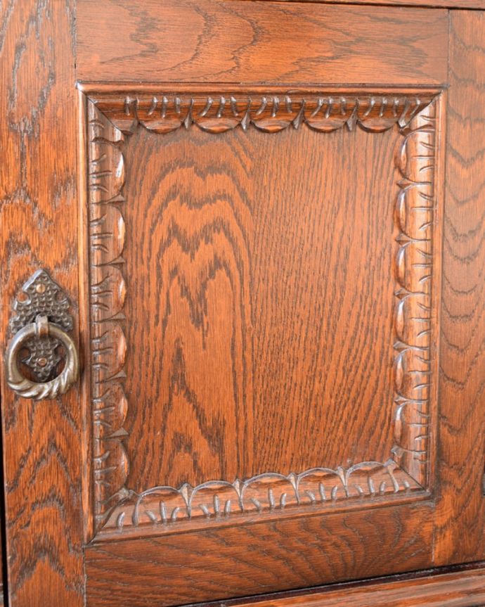 アンティークのキャビネット アンティーク家具 英国輸入のアンティーク家具、ステンドグラスのガラス戸が美しいブックケース(本棚)。惚れ惚れする彫の美しさこんなに堅い無垢材に一体どうやって彫ったんだろう?と不思議になるくらいアンティークらしく細かい彫りは眺めているだけでうっとりする美しさです。(q-2091-f)