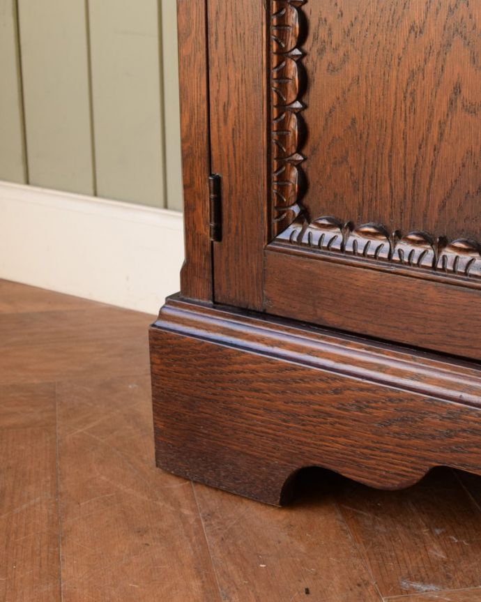 アンティークのキャビネット アンティーク家具 英国輸入のアンティーク家具、ステンドグラスのガラス戸が美しいブックケース(本棚)。女性1人でラクラク運べちゃうんですHandleのアンティークは、脚の裏にフェルトキーパーをお付けしています。(q-2091-f)