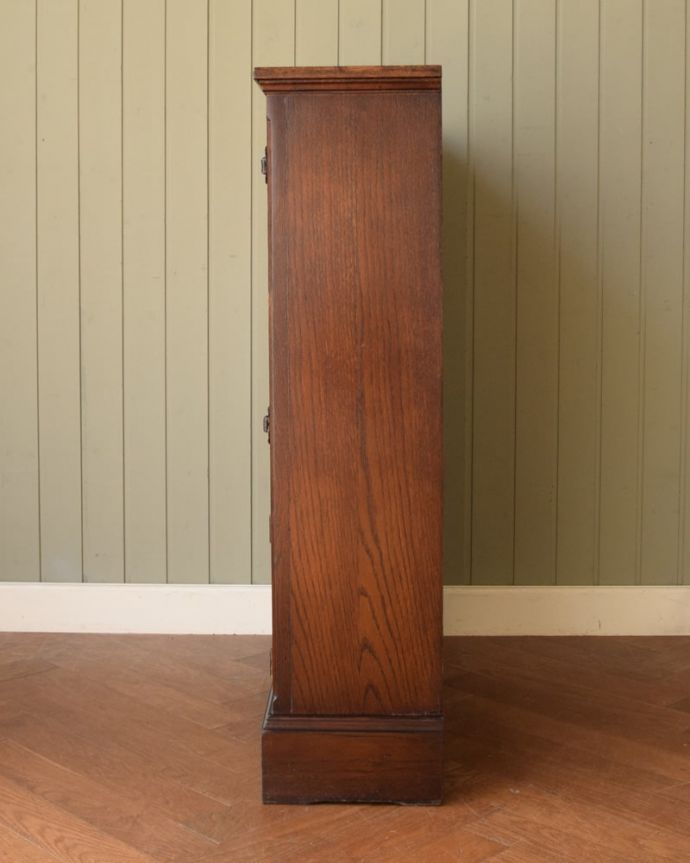 アンティークのキャビネット アンティーク家具 英国輸入のアンティーク家具、ステンドグラスのガラス戸が美しいブックケース(本棚)。横から見てもステキ横から見るとこんな感じ。(q-2091-f)