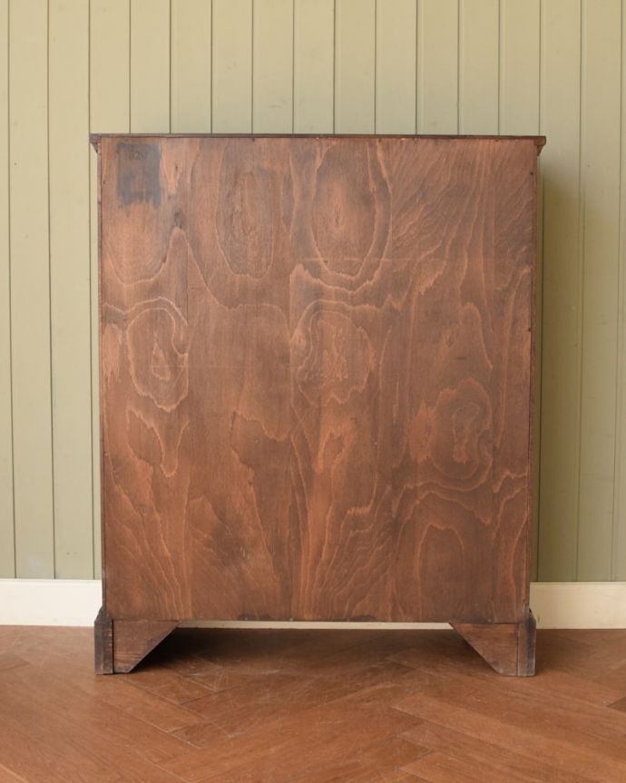 アンティークのキャビネット アンティーク家具 英国輸入のアンティーク家具、ステンドグラスのガラス戸が美しいブックケース(本棚)。後ろ姿にも気を使ってますアンティークは新品ではないので、もちろん経年変化によるキズはありますが、専門の職人がキレイにお直しをしているので、後ろ姿までキレイです。(q-2091-f)