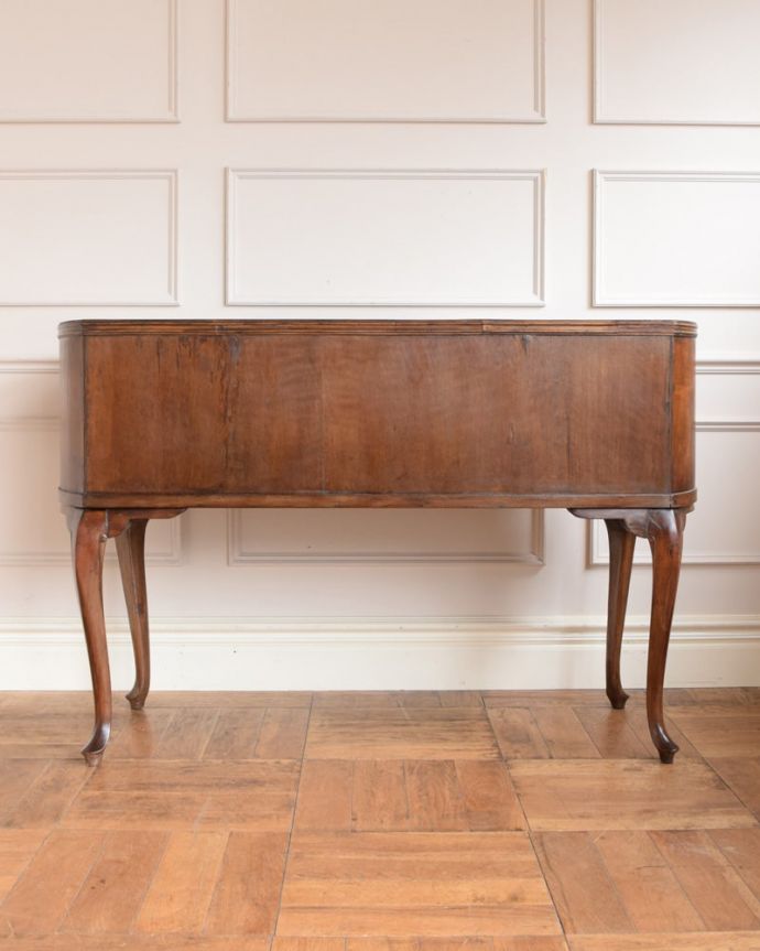 アンティークデスクの後ろ姿